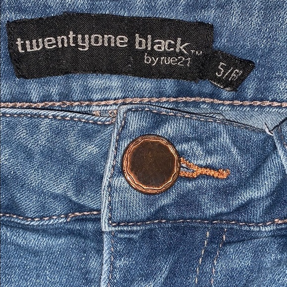 Cute Light Wash Ripped Jeans👖 - Picture 6 of 6